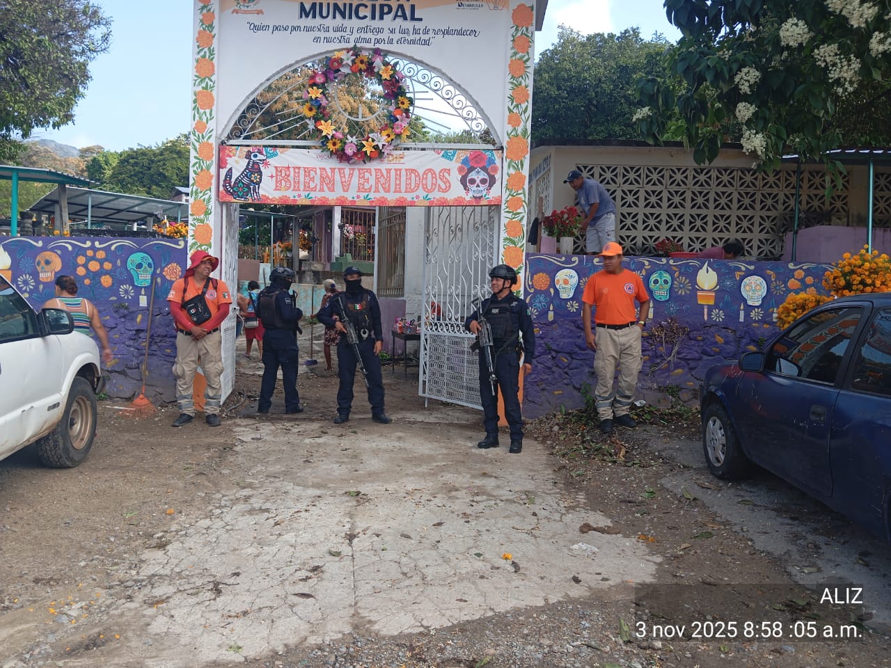 SE MANTIENE OPERATIVO DE ATENCIÓN A LA POBLACIÓN QUE VISITA LOS PANTEONES DE TIERRA COLORADA.