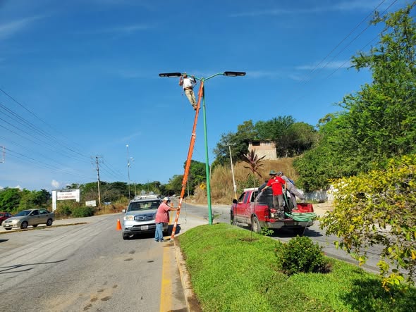 Avanza la rehabilitación de alumbrado público en avenidas principales de Tierra Colorada.