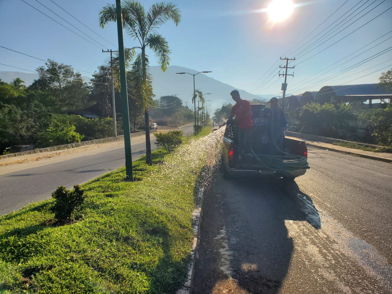 Se realiza instalación de césped y mejora del boulevard de Tierra Colorada