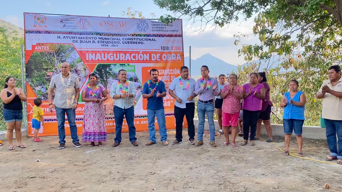 Inaugura alcalde muro de contención en plaza pública de la colonia El Drago.