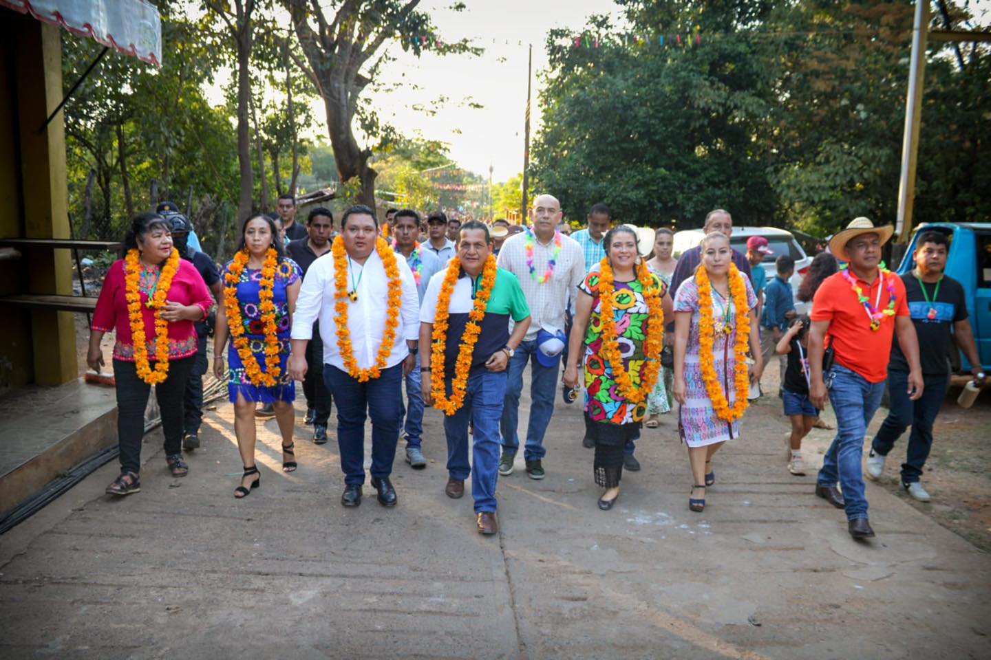 Asiste el Presidente Municipal Oscar Sánchez Luna al recorrido del pendón en el zapote
