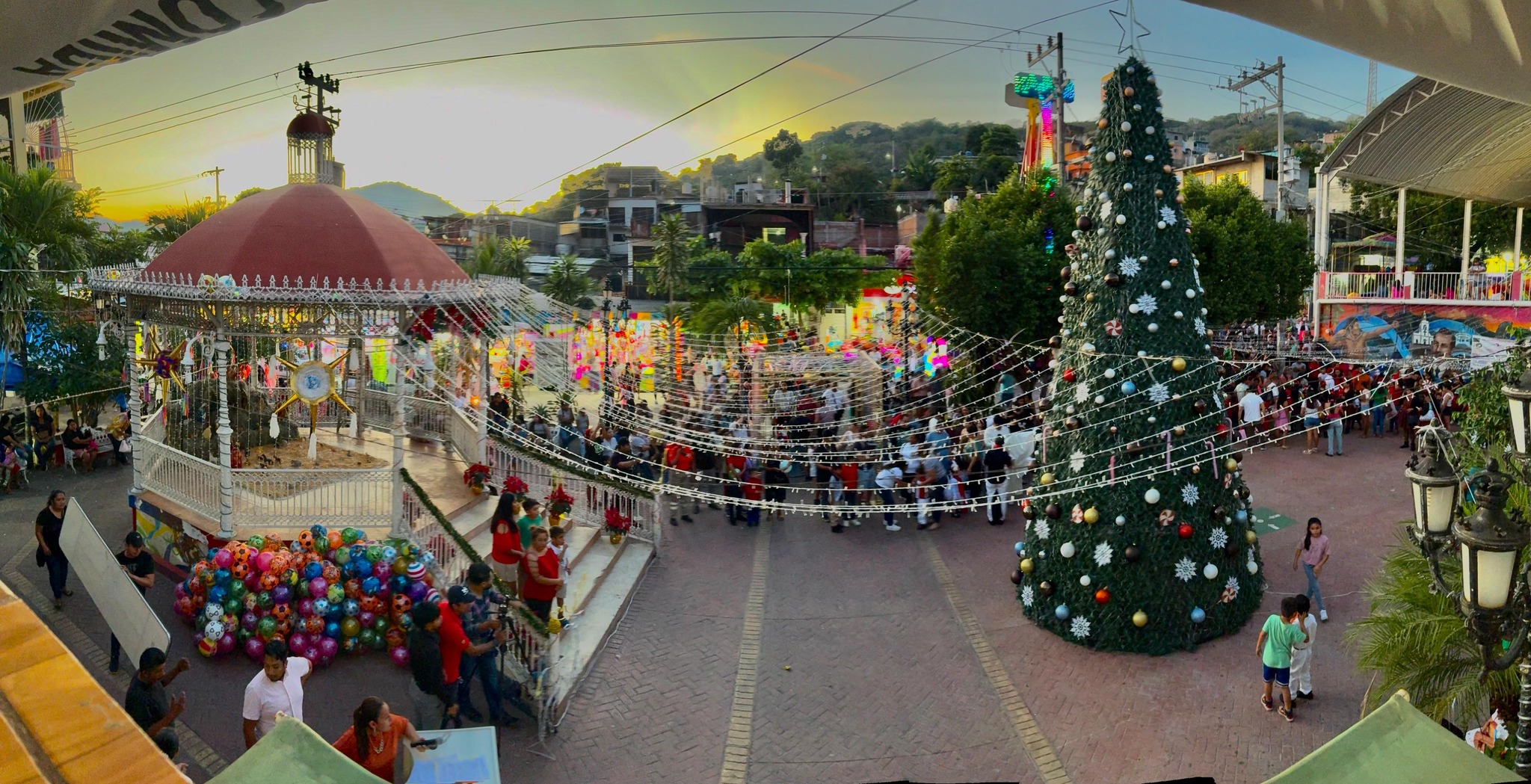 ENCENDIDO DEL ARBOL NAVIDEÑO EN TIERRA COLORADA